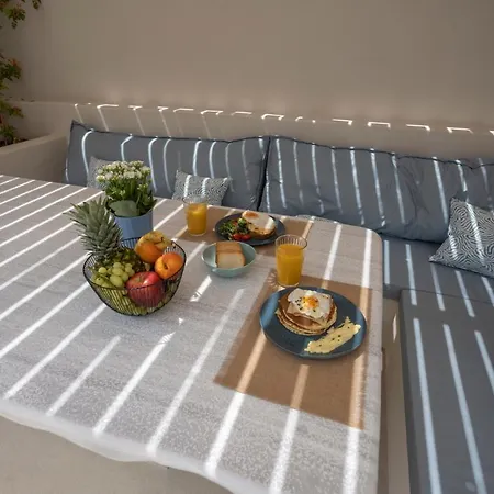 Tholaki Luxury Kamari (Santorini)