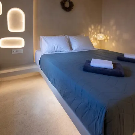 Tholaki Luxury Kamari (Santorini)